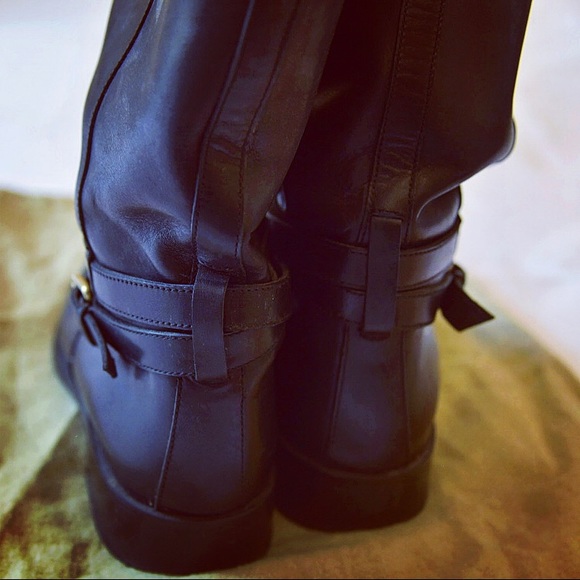 Burberry leather boots with gold chain - Picture 2 of 2